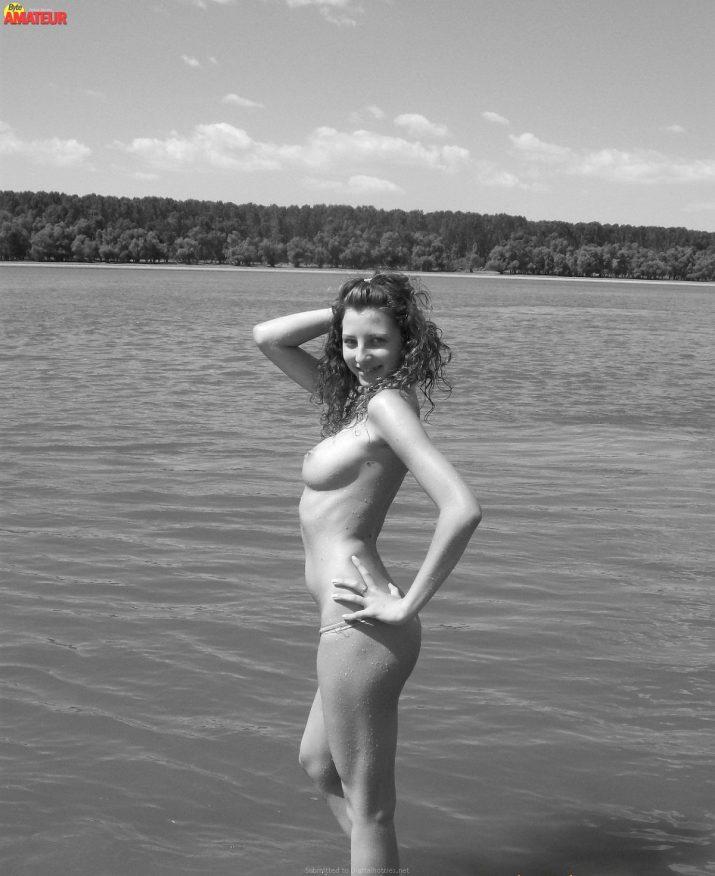 jovencita-tetona-desnuda-en-la-playa-24