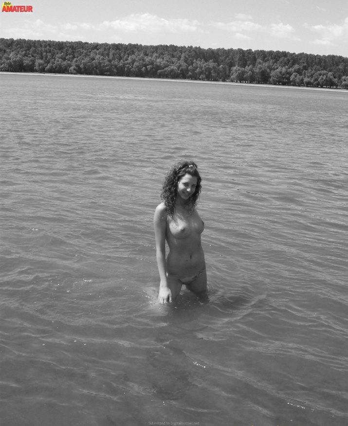 jovencita-tetona-desnuda-en-la-playa-25