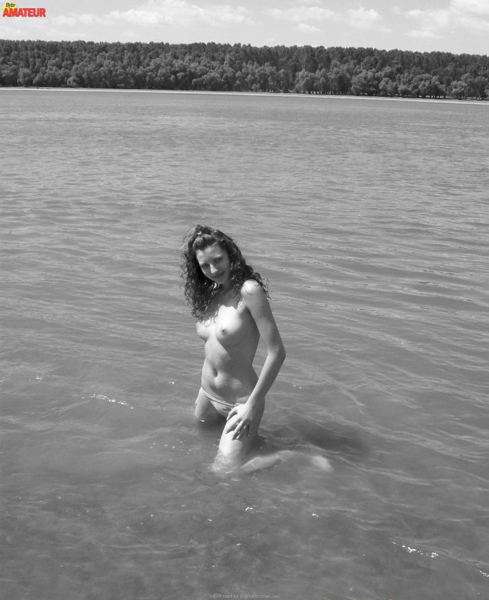 jovencita-tetona-desnuda-en-la-playa-26