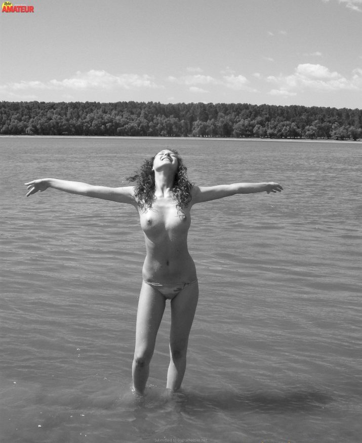 jovencita-tetona-desnuda-en-la-playa-28