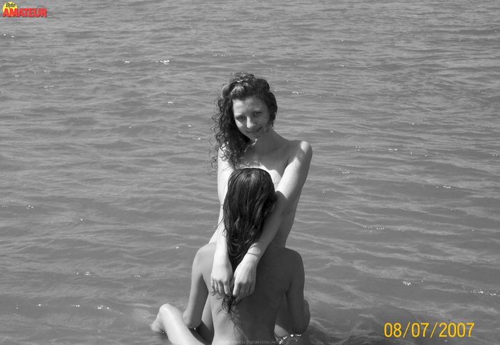 jovencita-tetona-desnuda-en-la-playa-29
