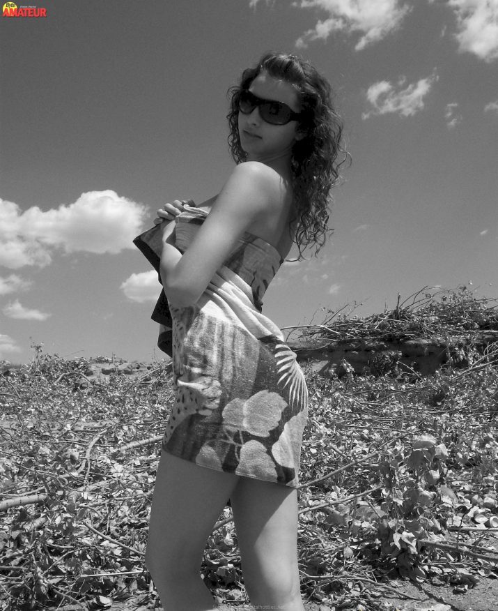 jovencita-tetona-desnuda-en-la-playa-37