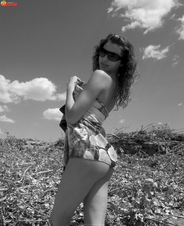 jovencita-tetona-desnuda-en-la-playa-38