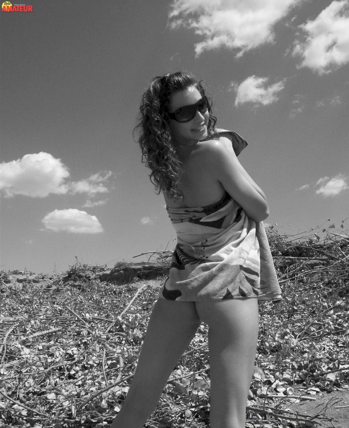 jovencita-tetona-desnuda-en-la-playa-40