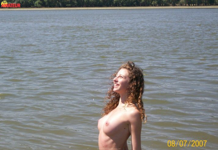 jovencita-tetona-desnuda-en-la-playa-7