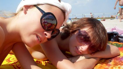 Jovencitas desnudas en la playa