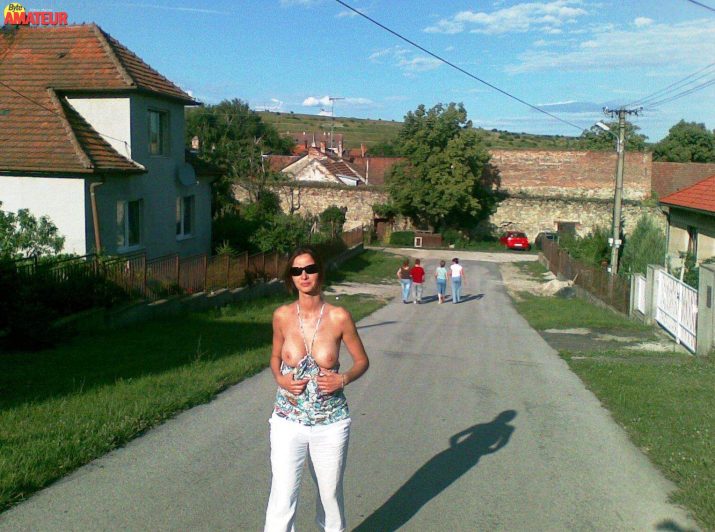 madura-exhibiendo-las-tetas-36