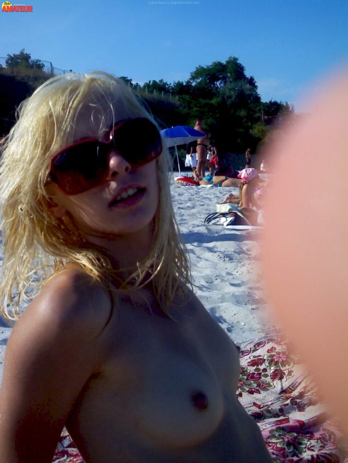 rubia-amateur-haciendo-topless-7