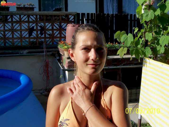 rusa-sexy-mostrando-las-tetas-1