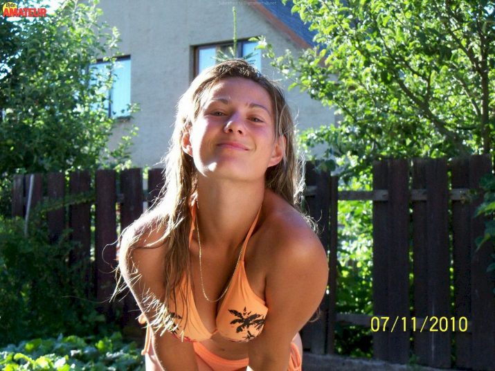 rusa-sexy-mostrando-las-tetas-10