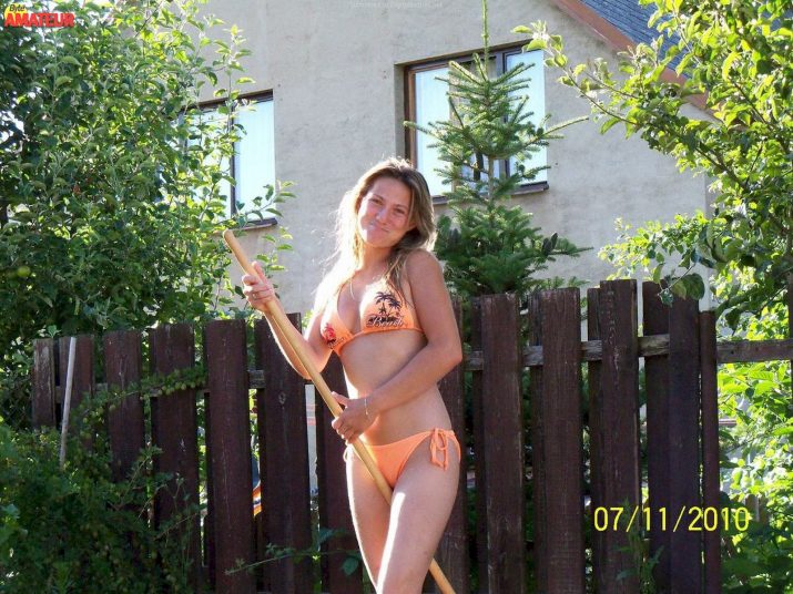 rusa-sexy-mostrando-las-tetas-15