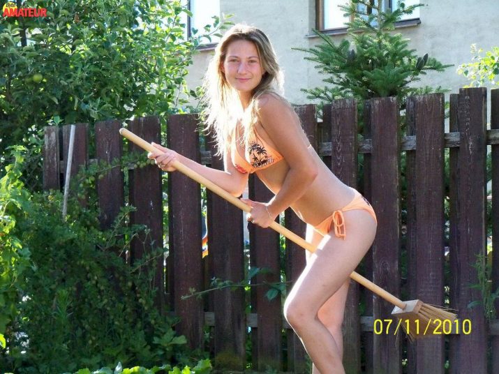 rusa-sexy-mostrando-las-tetas-16
