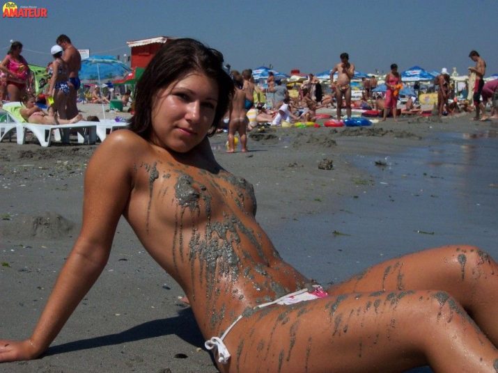 amigas-desnudas-en-la-playa-1