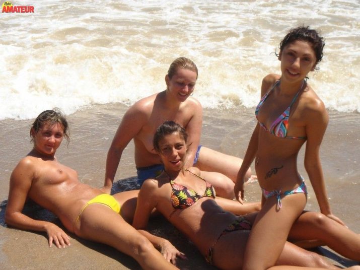 amigas-desnudas-en-la-playa-10