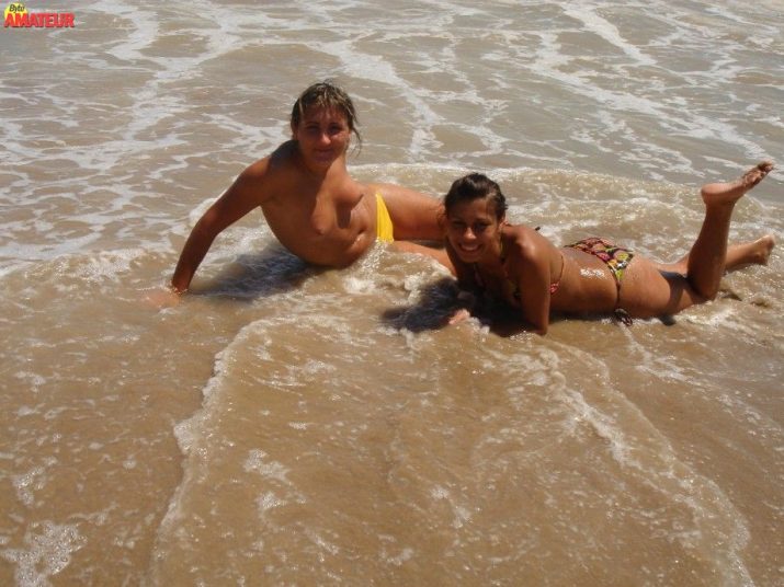 amigas-desnudas-en-la-playa-19