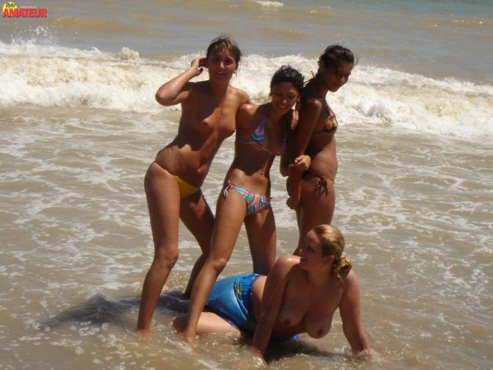 amigas-desnudas-en-la-playa-21