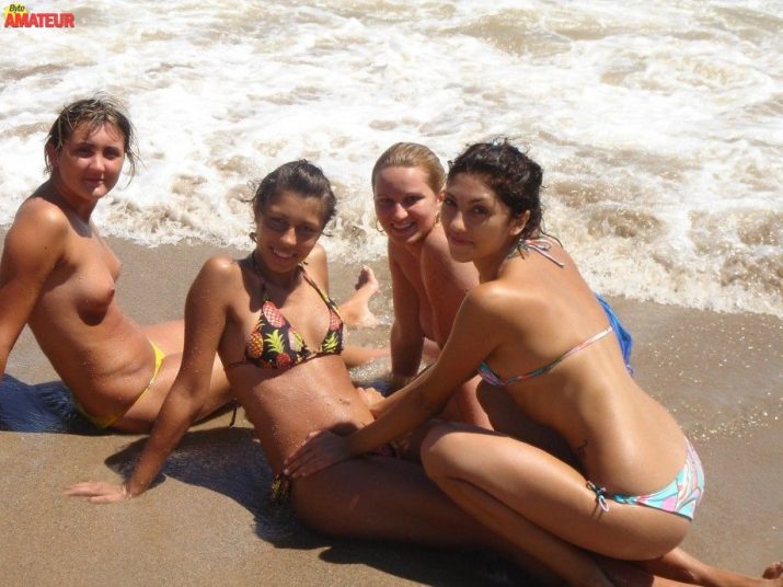 amigas-desnudas-en-la-playa-26