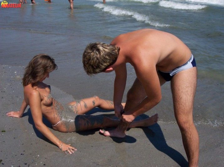amigas-desnudas-en-la-playa-9