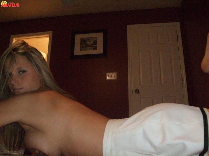 cheerleader-rubia-posando-sexy-13