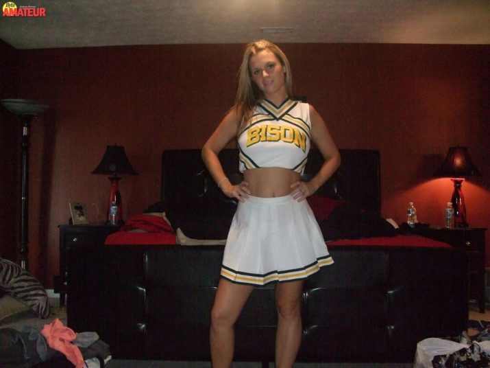 cheerleader-rubia-posando-sexy-14