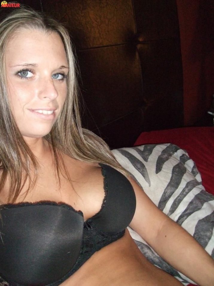 cheerleader-rubia-posando-sexy-18