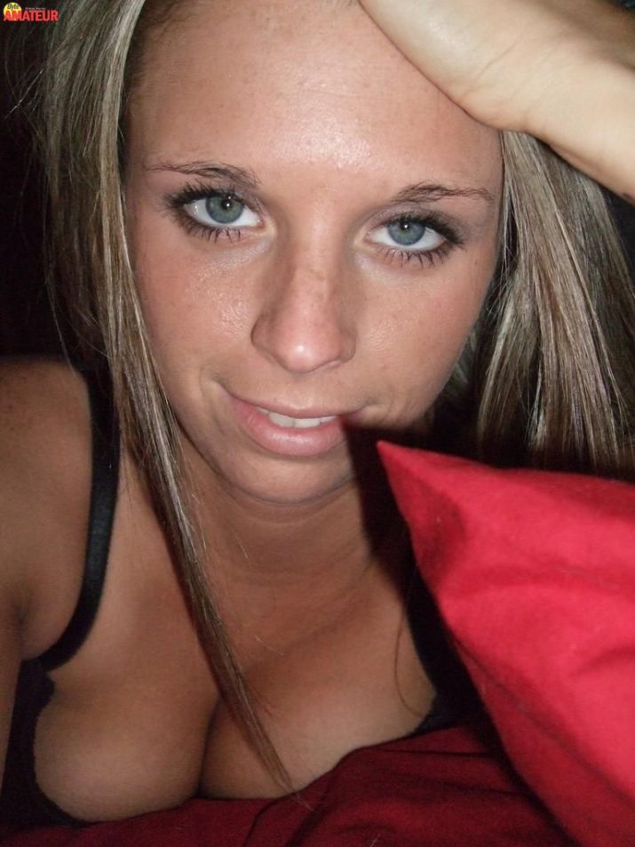 cheerleader-rubia-posando-sexy-19