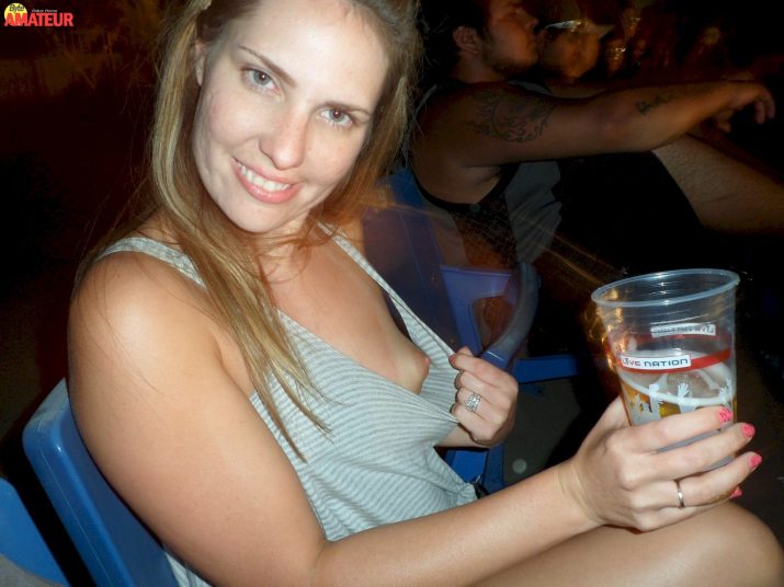 culona-desnuda-en-publico-30