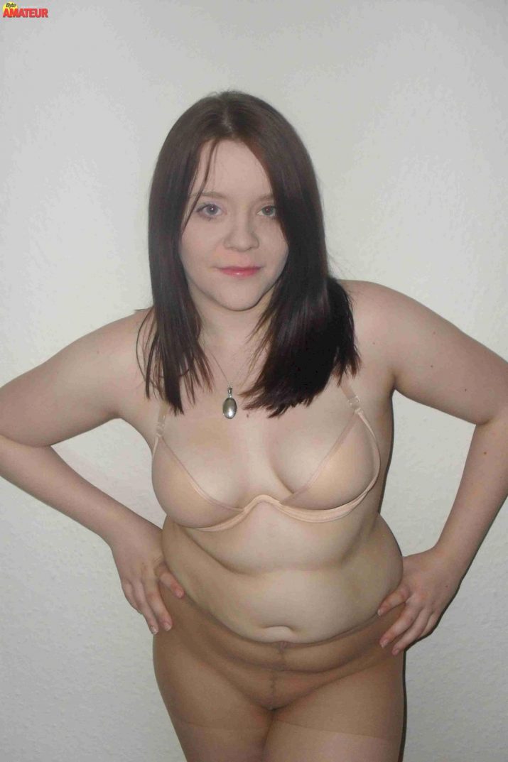 gordita-desnuda-y-masturbandose-9