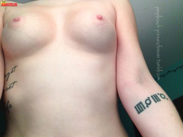 jovencita-con-lentes-desnuda-10
