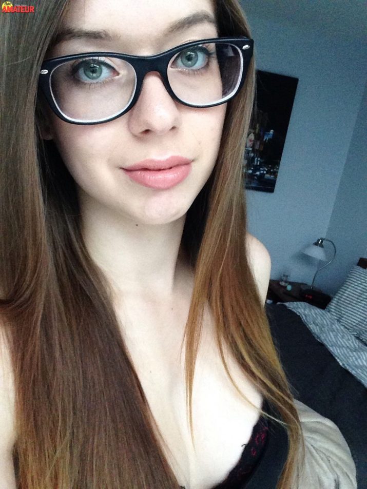 jovencita-con-lentes-desnuda-3
