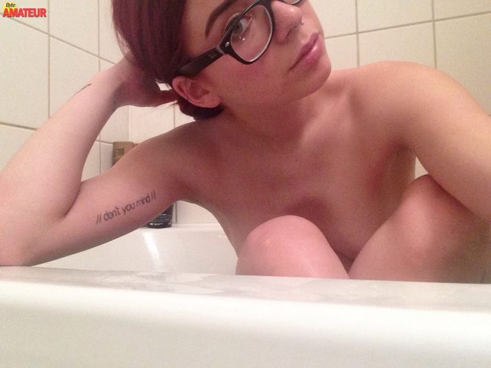 jovencita-con-lentes-desnuda-38