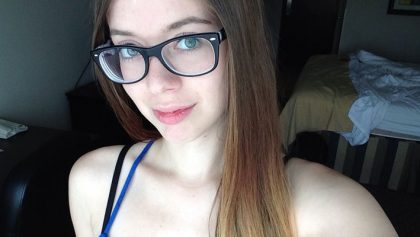 Jovencita con lentes desnuda