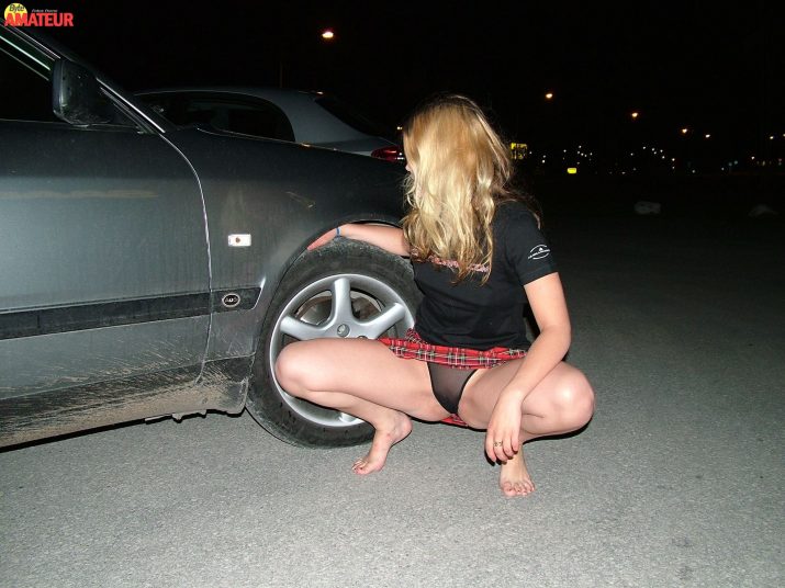 Jovencita mostrando el cono en la calle (11)