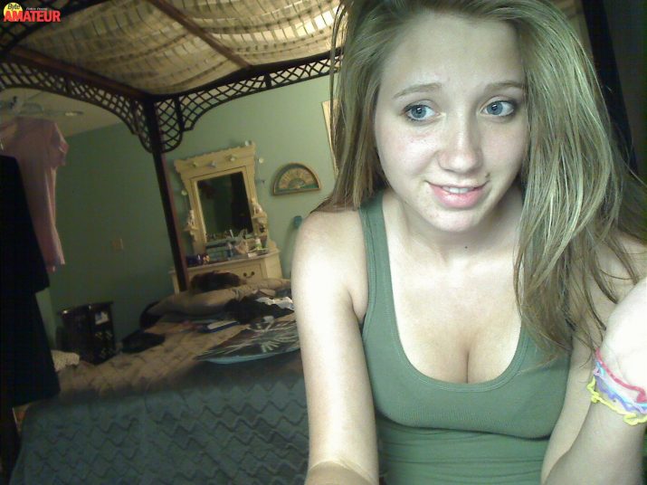 jovencita-mostrando-tetas-y-el-cono-17