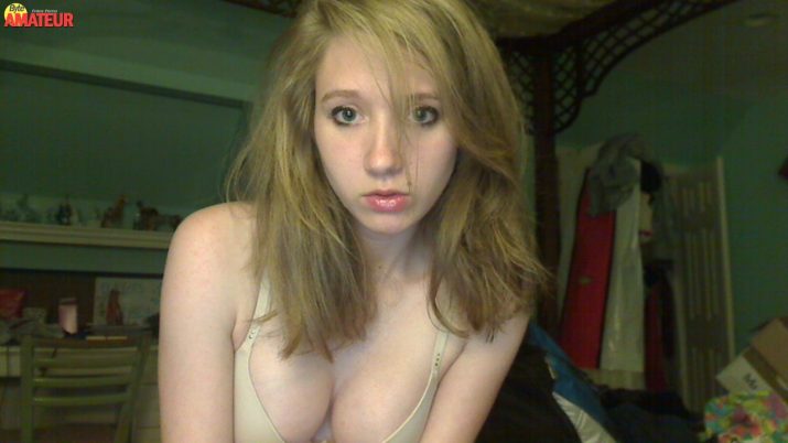 jovencita-mostrando-tetas-y-el-cono-26