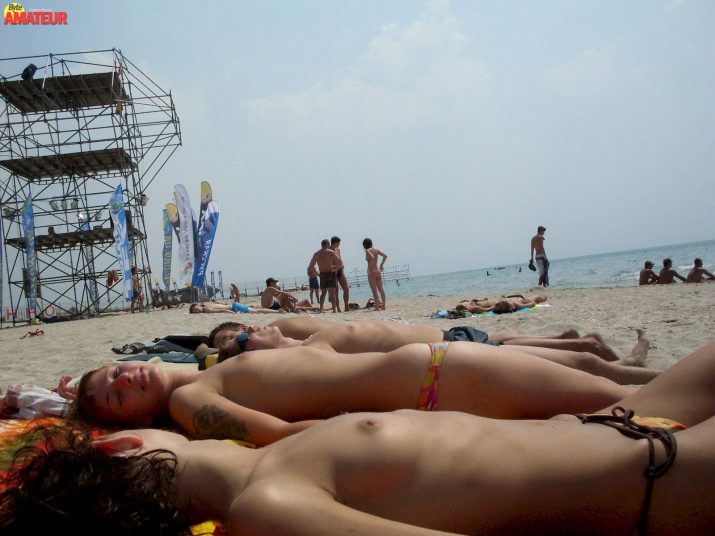 jovencitas-desnudas-en-la-playa-15