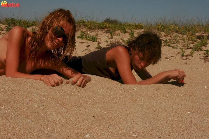 jovencitas-desnudas-en-la-playa-22