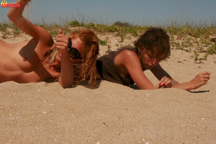 jovencitas-desnudas-en-la-playa-23