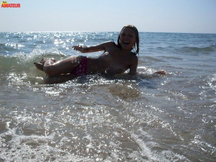 jovencitas-desnudas-en-la-playa-8