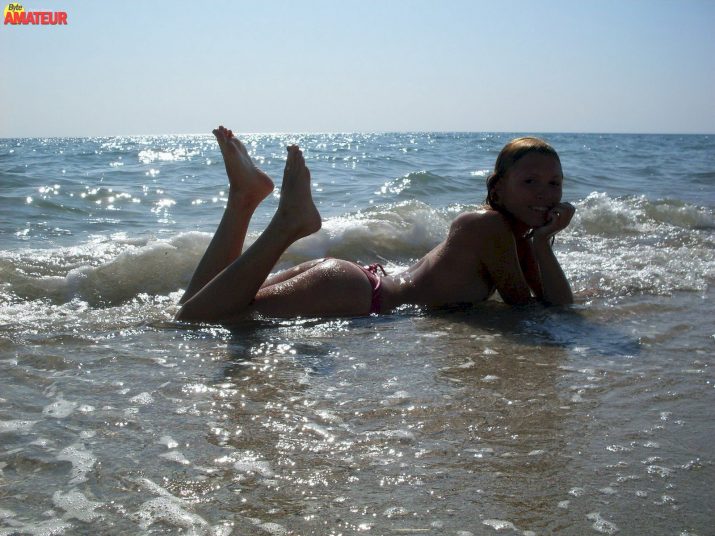 jovencitas-desnudas-en-la-playa-9