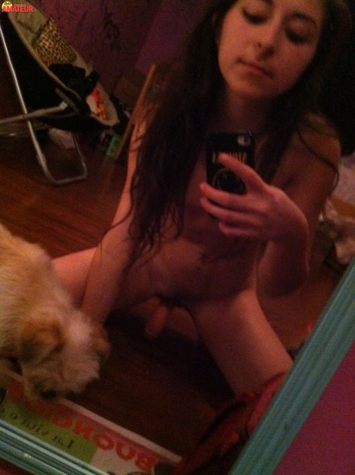 Morrita desnuda y mamando (16)