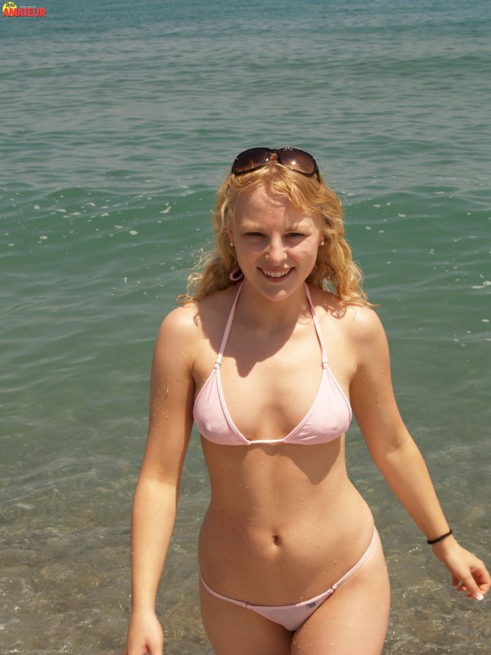 Preciosa rubia posando desnuda (6)