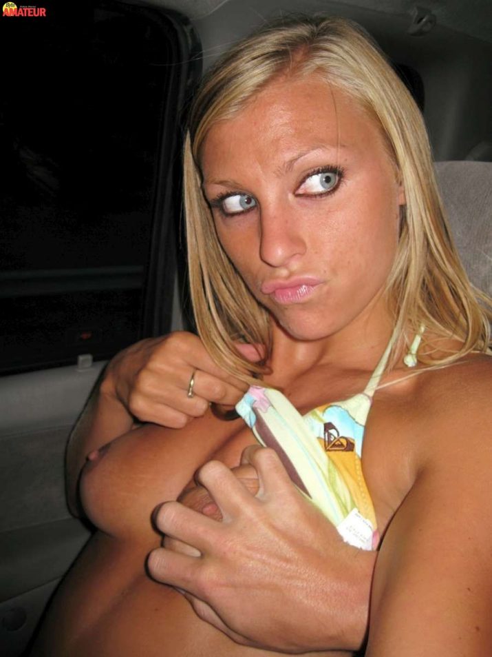 rubia-desnuda-y-mamando-23