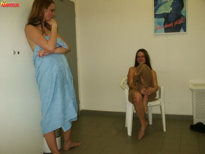 rubias-amateur-jugando-desnudas-8