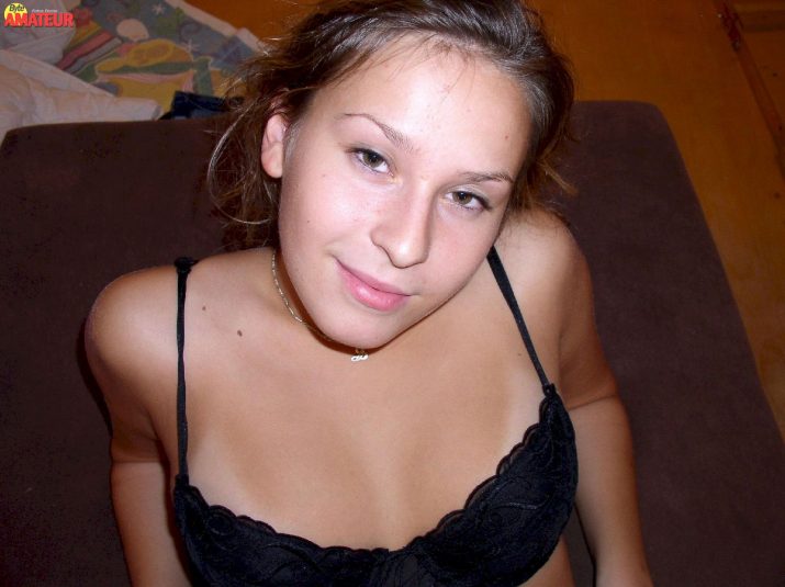 teen-modelando-lenceria-negra-49