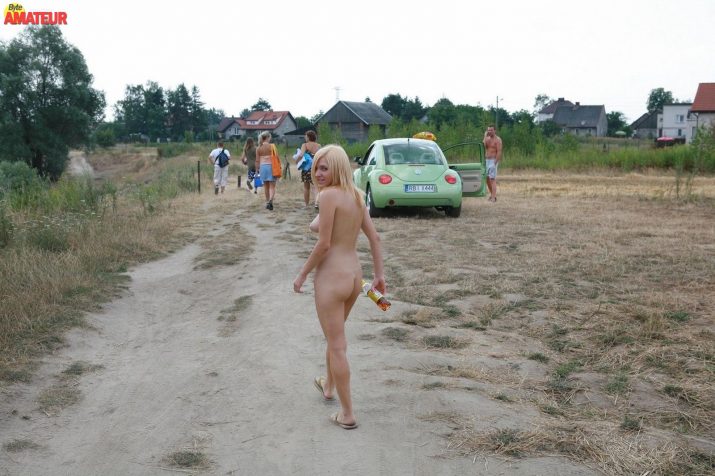Belleza rubia desnuda en público (2)