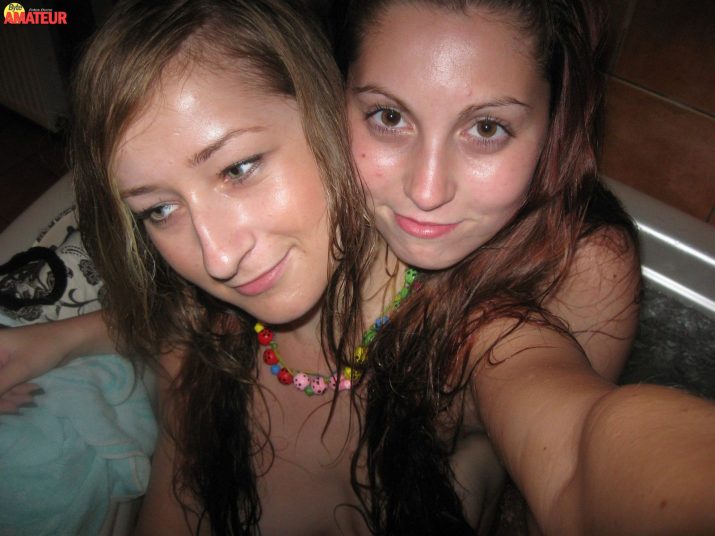 Dos adorables jovencitas desnuda (2)