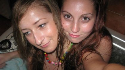 Dos adorables jovencitas desnuda