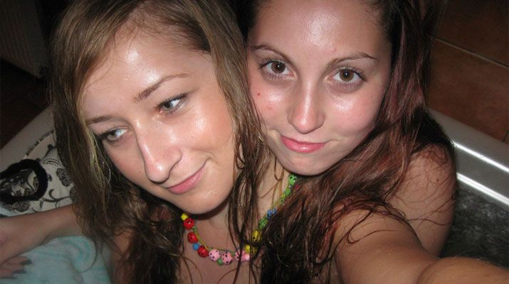 Dos adorables jovencitas desnuda