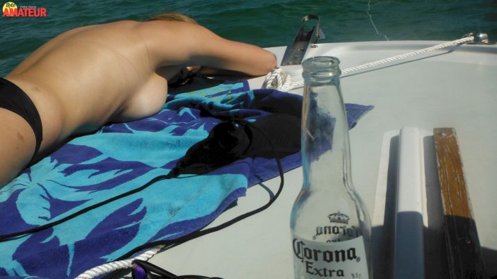 Rubia jugando con sus tetas (19)
